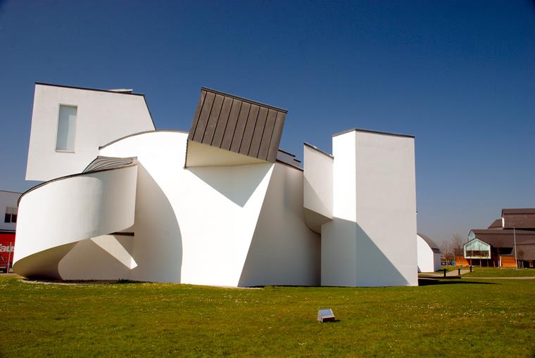Vitra Design Museum se svou neobvyklou konstrukcí je dobrým příkladem dekonstruktivismu.