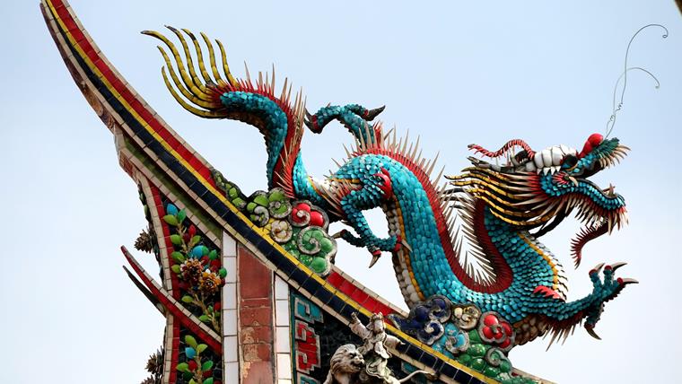 En la cultura china, los dragones largos representan buena suerte y prosperidad.