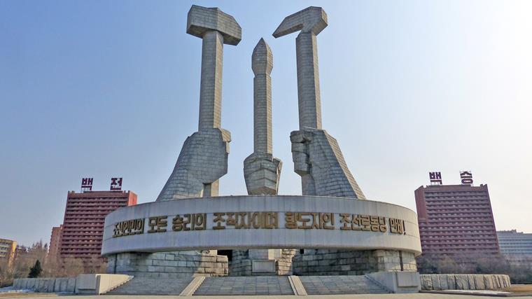 Monumento al 50 aniversario del Partido de los Trabajadores de Corea en Pyongyang (1995-1996)