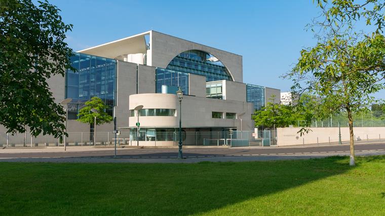 Здание Федеральной канцелярии в Берлине является прекрасным примером архитектуры позднего постмодерна в Германии.