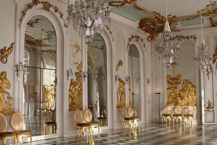 Hall of Mirror of Mirror 的设计灵感来自于凡尔赛宫： 德国波茨坦无忧宫