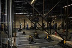 Neu eingebauter Schnürboden in Untergurtebene der Stahlfachwerkbinder (© KREBS+KIEFER)