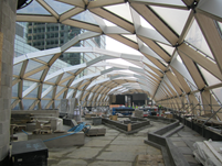 Park unter dem Dach während der Bauphase (© WIEHAG)