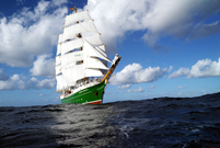 Das 65 m lange Segelschiff „Alexander von Humboldt II“ auf See (© DSST)