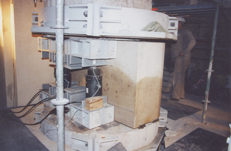 Podpůrná konstrukce pro výměnu segmentu sloupu (© Jörg Sando)