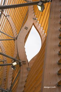 Blick hinter die Fassade mit der Befestigung der Binder an der Stahlrohrkonstruktion (Foto: © Mark Cichy, Design It Mill)