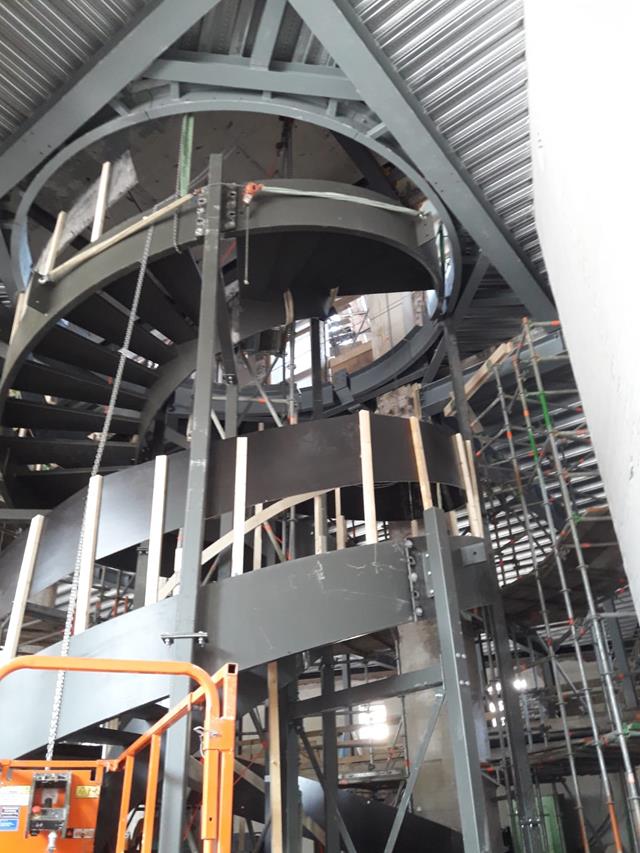 Točité schodiště s montážními podpěrami (© Vic Obdam Staalbouw BV)