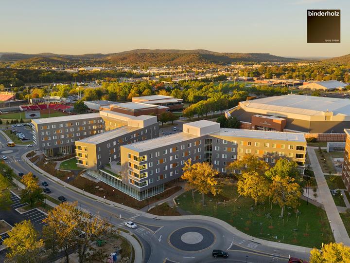 Studentská kolej Adohi Hall univerzity v Arkansasu, USA (© binderholz)