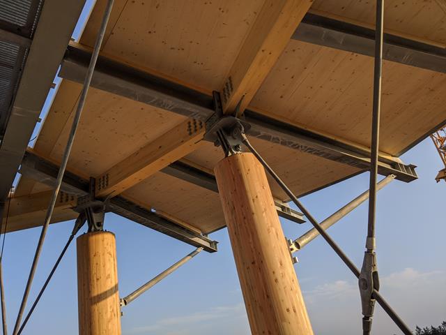 Spoj mezi dřevěným sloupem a plošinou (© Ingenieurbüro Braun GmbH & Co. KG)