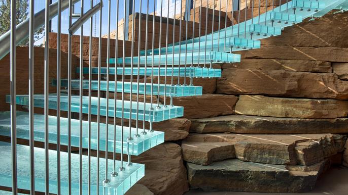 Čtyři ocelová zavěšení na každý skleněný stupeň (© SWABACK pllc)