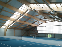 Vnitřní pohled na dřevěnou konstrukci zastřešení dvou tenisových kurtů, Montmélian, Francie (© cbs-cbt)