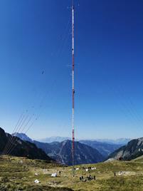 100 m vysoký stožár pro měření větru v nadmořské výšce 2100 m (© m3-ZT GmbH)