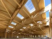 Vnitřní pohled na skladištní halu centrály společnosti ÖkoFEN, Saint Baldoph, Francie (© CBS-CBT)