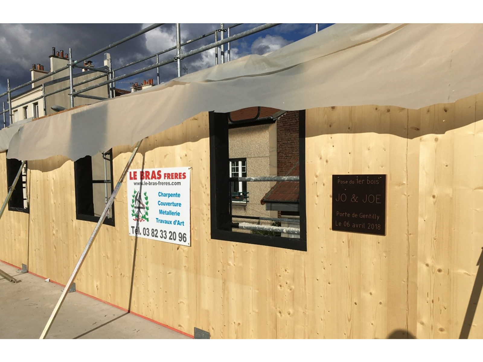 Křížem lepené dřevěné stěny s otvory v hotelu Jo&Joe v Gentilly, Francie (© Le Bras Frères)