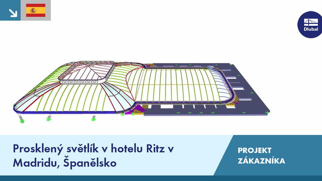 Pohled do interiéru na světlík hotelu Ritz v Madridu, který ukazuje jeho detailní architektonickou konstrukci