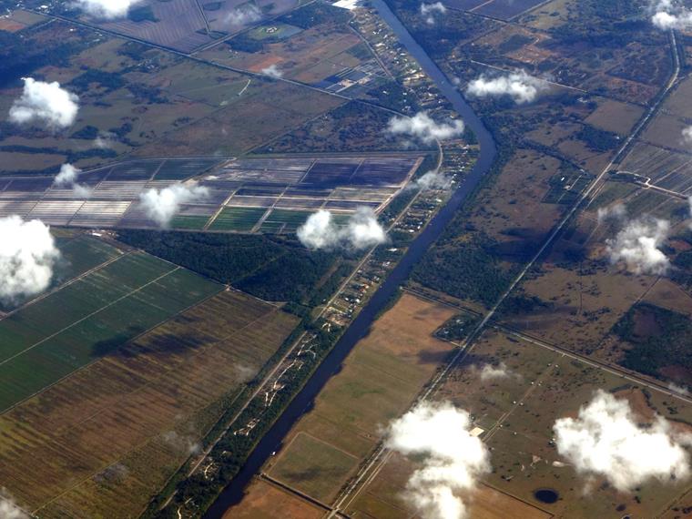 Letecký pohled na řeku Kissimmee, která se vlévá do jezera Okeechobee, narovnanou inženýrským sborem americké armády.