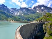 Přehrada Mooserboden v rakouských Alpách. Vodní elektrárna u Kaprunu.