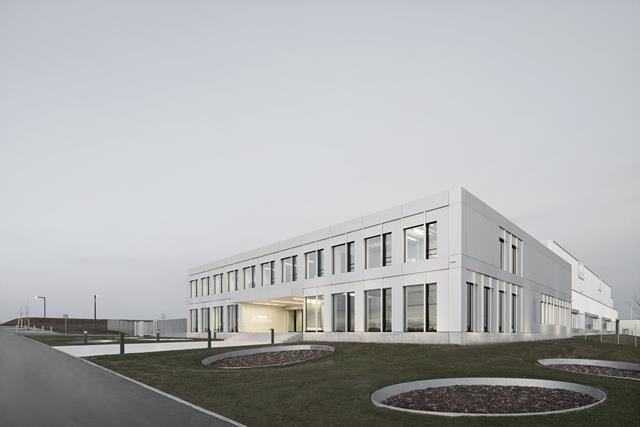 Výrobní a administrativní budova v Dunningenu (fotograf: © Brigida Gonzalez | Architektonický návrh: Röing genannt Nölke Architekten Part GmbB)
