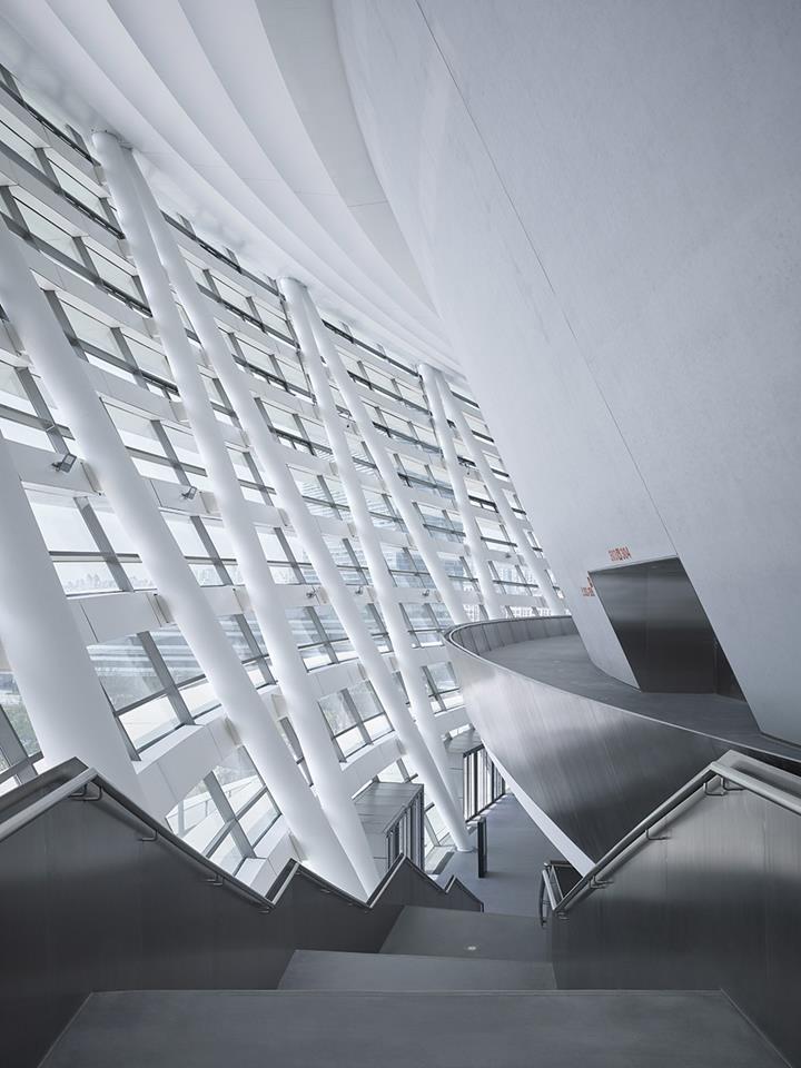 Pohled na konstrukci fasády zevnitř (© Huana Engineering Consulting (Peking) Co., Ltd., gmp Architects, Christian Gahl, Zeng Jianghe)