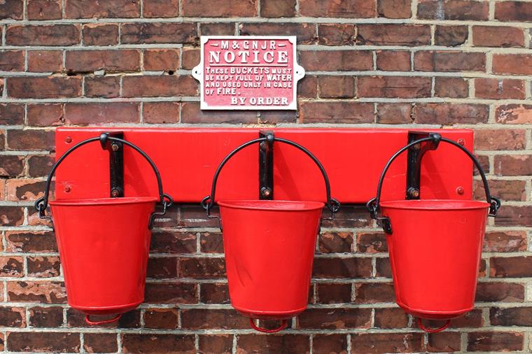 Protipožární alternativa s kbelíky plnými vody