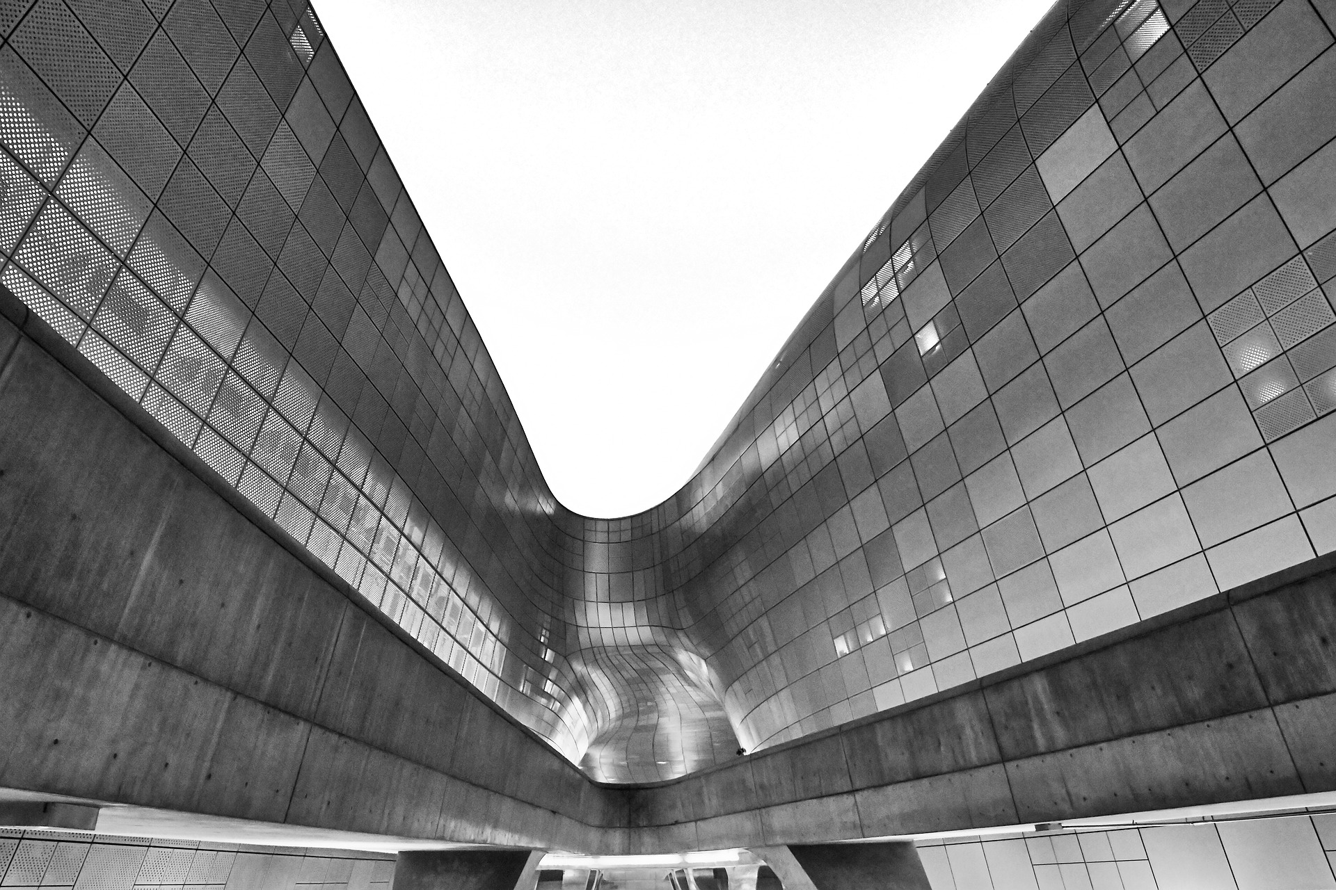 Designové náměstí Dongdaemun v Soulu, futuristická stavba od Zahy Hadidové, ohromuje svou zakřivenou architekturou.