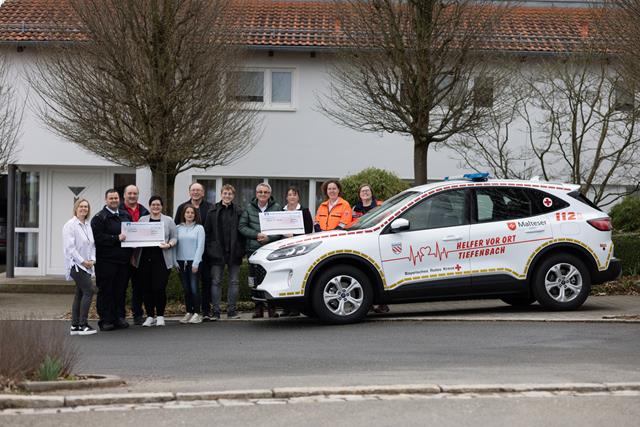 Dlubal Software předává dobrovolným hasičům i skupině "Helfer vor Ort" v Tiefenbachu šek na 300 €