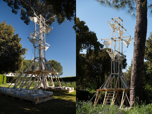 Konstrukce věže na Festivalu des Cabanes ve Ville Medici v Římě (© Victoria Tanto)