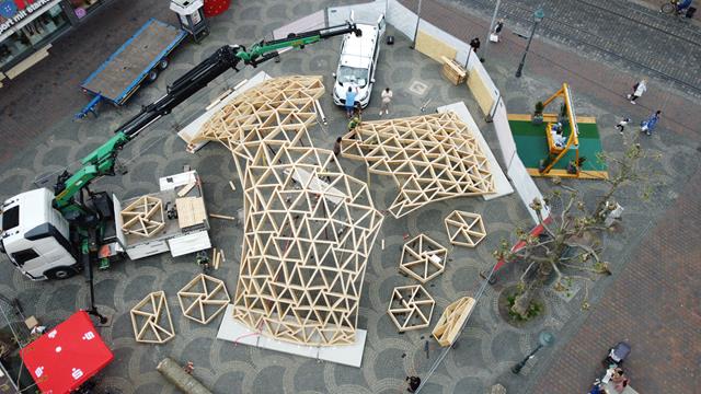 Montáž dřevěné mřížové skořepiny | © Digital Timber Construction DTC, TH Augsburg