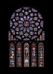 Růžové okno s vitrážemi v katedrále Notre-Dame v Chartres, Francie