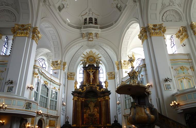 Interiér kostela sv. Michala v Hamburku, Německo