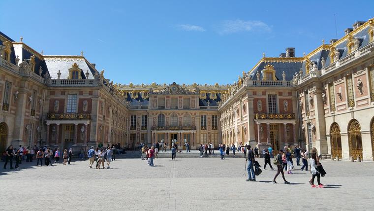 Fasáda zámku ve Versailles, Francie