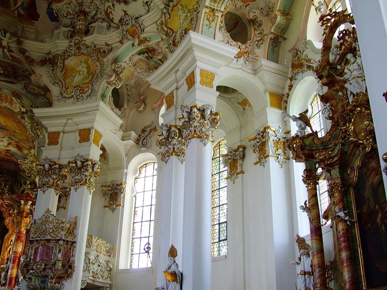 Zdobené štuky v kostele ve Wiesu