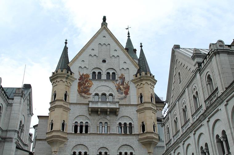 Gotické filigránové věže a románské kruhové oblouky: Kombinace stylů na zámku Neuschwanstein