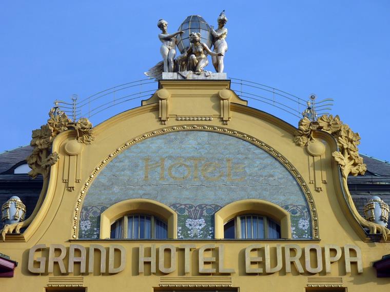 Známé sousoší na fasádě Grand hotelu Europe, Praha (Česká republika)