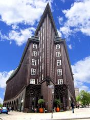 Výrazná fasáda budovy "Chilehaus" v Hamburku, Německo