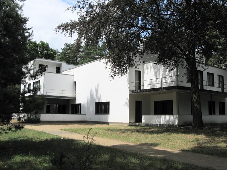 Příklad domu mistrů ve čtvrti Masters' House, navržený Walterem Gropiusem (Dessau, Německo)