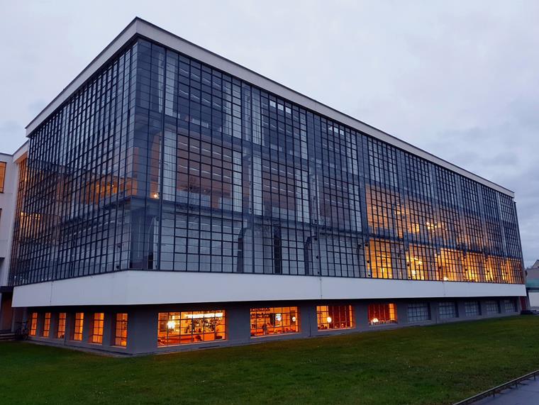 Pohled na skleněnou fasádu v Bauhausu (Dessau, Německo)