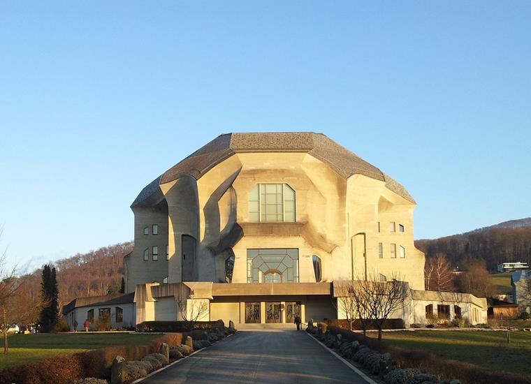 Goetheanum je působivým příkladem organického stavitelství.