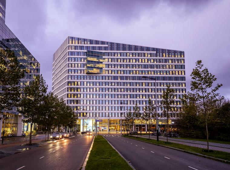 Jedná se údajně o nejefektivnější a nejekologičtější kancelářskou budovu na světě: The Edge v Amsterdamu, Nizozemsko.