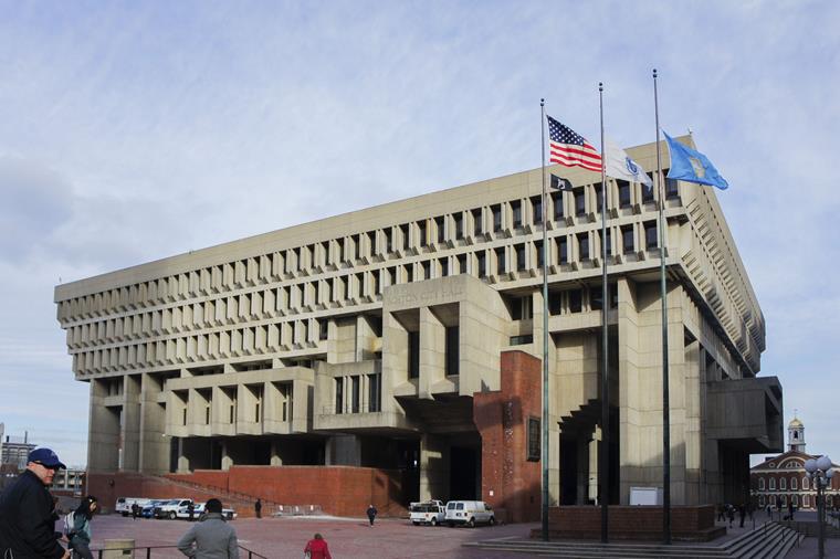 Bostonská radnice je působivým příkladem brutalistní monumentální budovy.