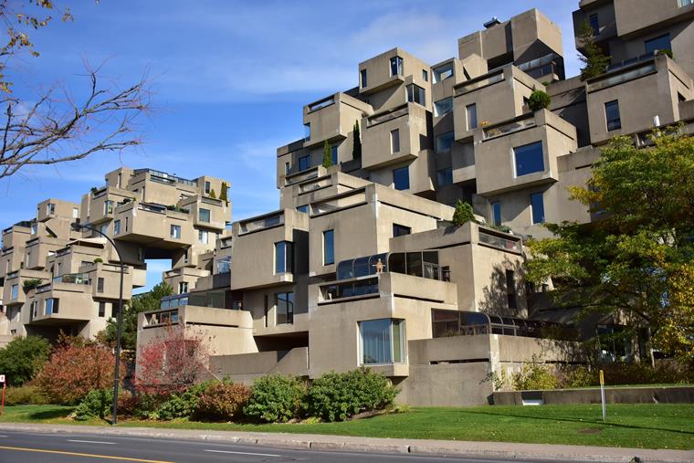 Habitat 67 v Montrealu byl vytvořen během Expo 67 v brutalistickém architektonickém stylu.
