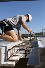 Nezalitý betonový pás se závitovými tyčemi zašroubovanými do čelní strany dřevěných panelů | © Rothoblaas