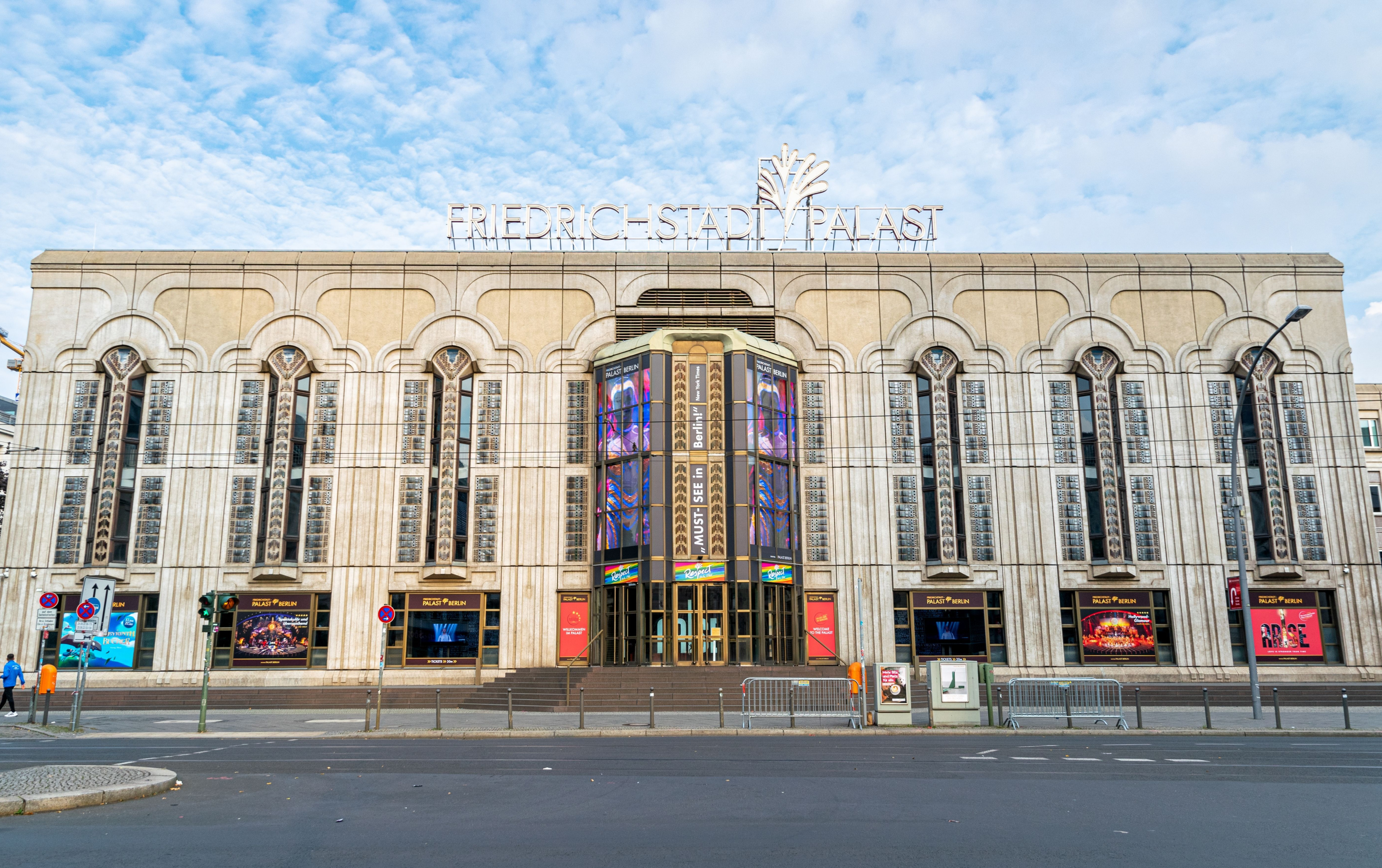 Byla to poslední reprezentativní budova Gravitace: Friedrichstadt-Palast v Berlíně.