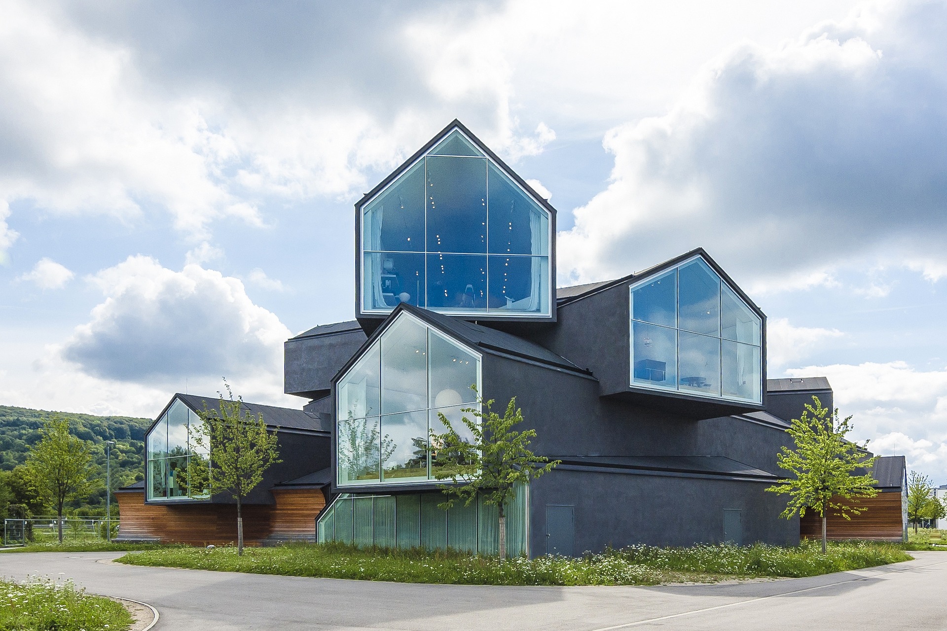 VitraHaus se skládá z dvanácti podlouhlých sedlových domů.