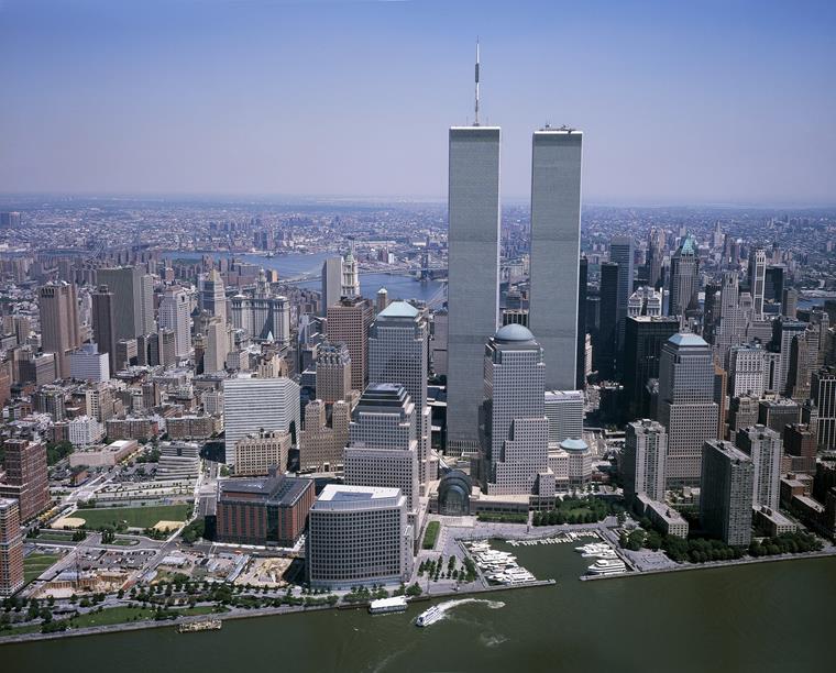 Západní pohled na World Trade Center s dvojčaty zničenými při teroristickém útoku v roce 2001.