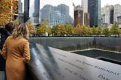 Na Ground Zero dnes mnoho připomíná tragickou smrt tisíců lidí při teroristickém útoku 11. září 2001.