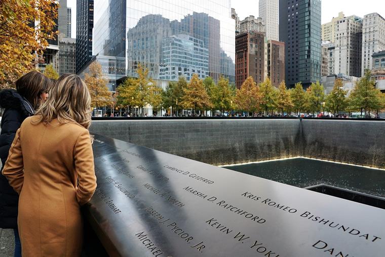 Na Ground Zero dnes mnoho připomíná tragickou smrt tisíců lidí při teroristickém útoku 11. září 2001.