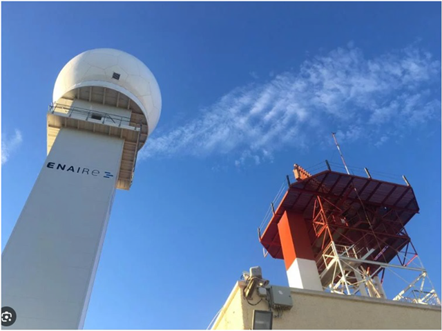 Radarová věž vlevo (© SAQQARA Ingeniería)