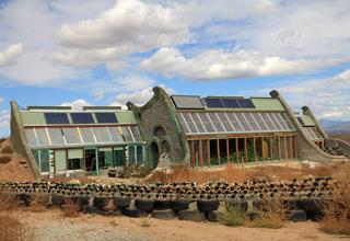 Low-Tech architektura na Biotecture Earthship: Život v působivých a naprosto soběstačných budovách.