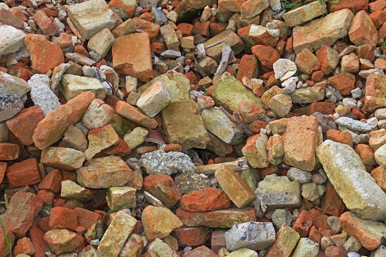 Recyklované stavební materiály se obvykle skládají z fragmentů demolovaných budov.